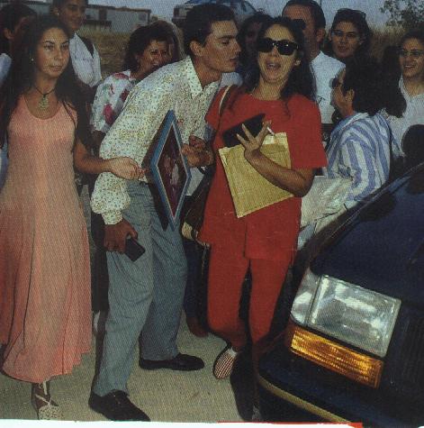 ISABEL PANTOJA junto a sus FANS]